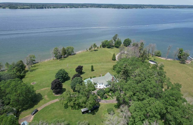Victorian Riverfront 1BR Cozy Retreat with River Views & Dock Access