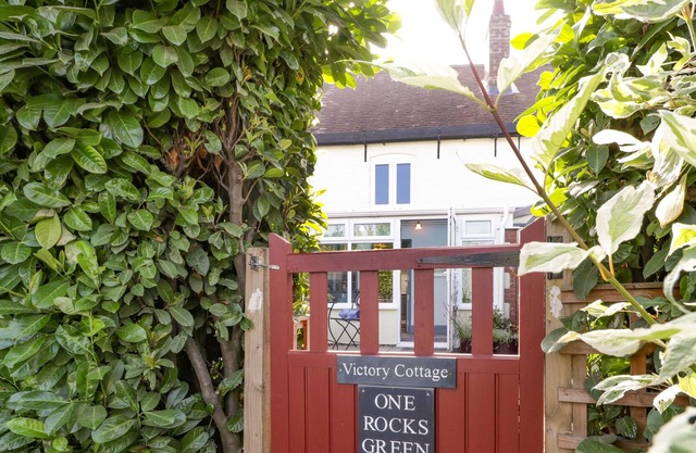 VICTORY COTTAGE, pet friendly, with open fire in Ludlow