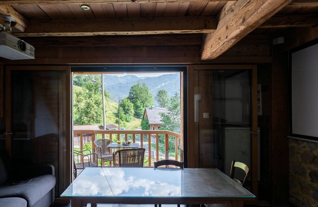 Vieille Remise Rénovée en Duplex Écologique sur un Coteau Ensoleillé de Montagne