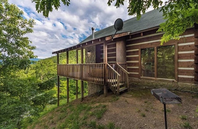 View! Private! Hot Tub,Pool Table,Fireplace,RELAX!