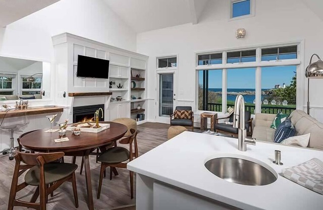 ViewPoint - 2BR Poolside Townhouse Suite 101