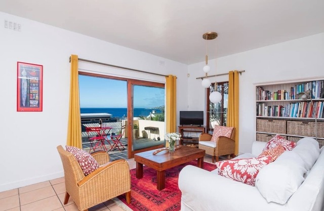 Views | Quiet | walk to beach | Full Kitchen