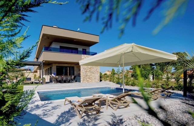 Vila Pieron by Istrabook