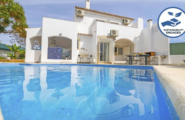 Vilamoura: Retreat with Heatable Pool & BBQ