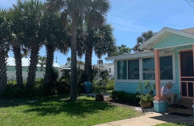 Vilano Beach Cottage, 1/2 block to Surfside Beach. Historic Capo Cottage