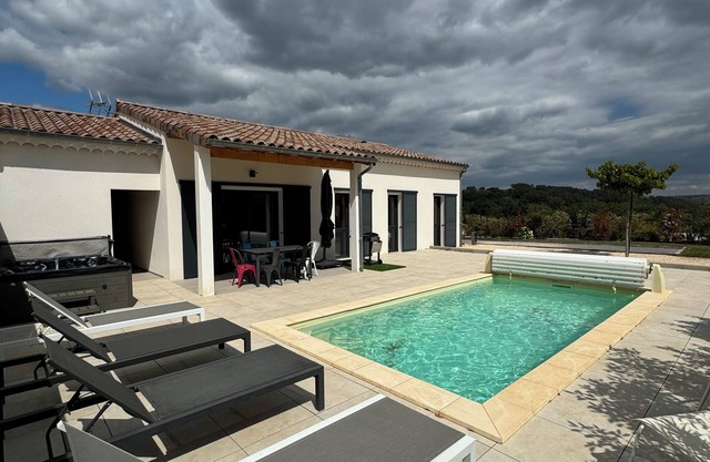 Villa à Joyeuse - Ardèche- au Calme Avec Piscine et Jacuzzi Privé