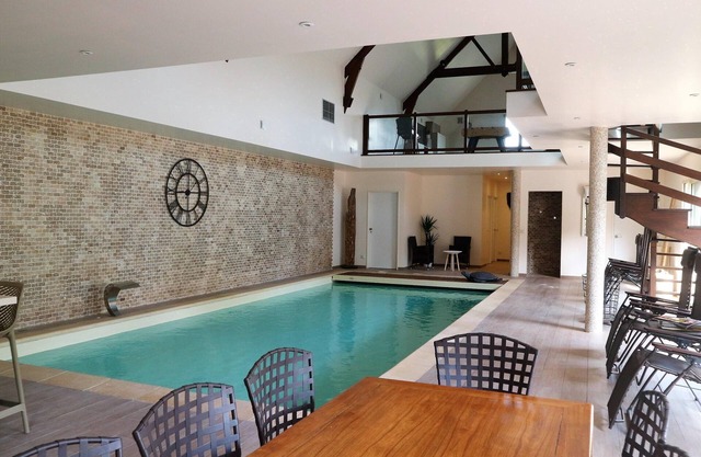 Villa (1-6 pers.) with heated indoor pool 30 minutes from Versailles