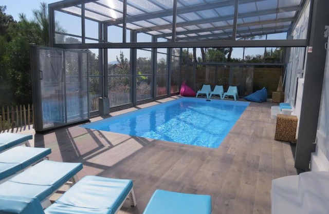 villa 12 pers climatisée, piscine chauffée couverte ou non,2km mer, golf, jardin