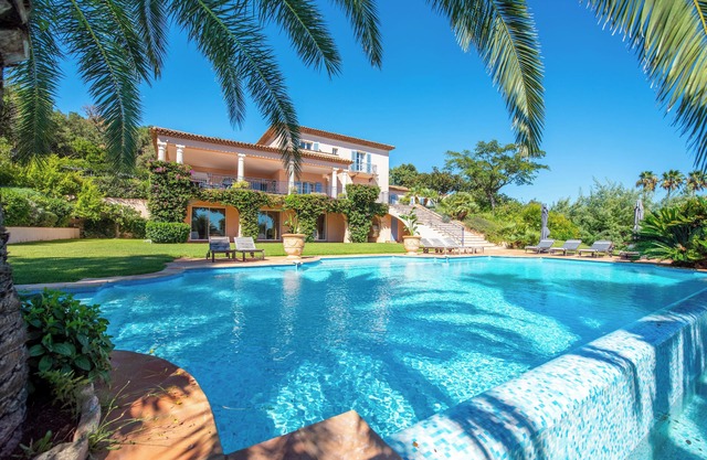 Villa 16pax w/sea view on St Tropez, AC, pool, close Golf & Tennis Padel club