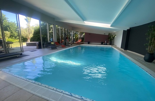 Villa 350m2 Piscine Intérieure Chauffée, Spa, Fitness, 10min mer