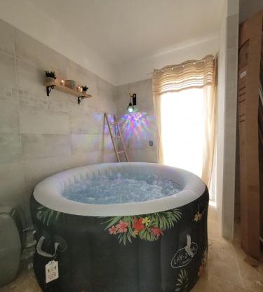 Villa 6 couchages spa privatif, accès direct mer, piscine