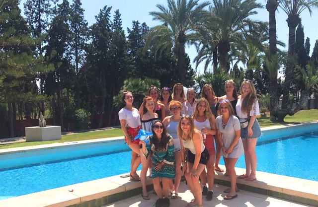 Villa 8 rooms up to 30 people with pool and 900 meters from the beach