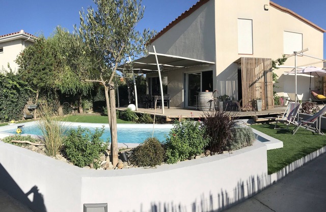 Villa 800m from the beach with swimming pool, garden and large shaded terraces