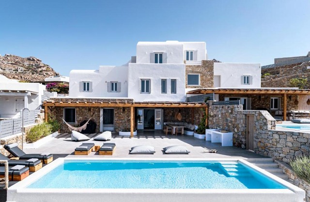 Villa Agapi, 2 min walk to the beach & heated pool, by Red Windmill Villas