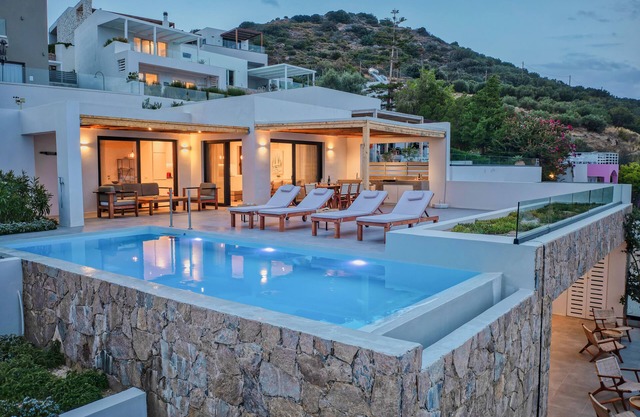 Villa Alina w/infinity pool and sea view,4-bedroom villa at Plakias