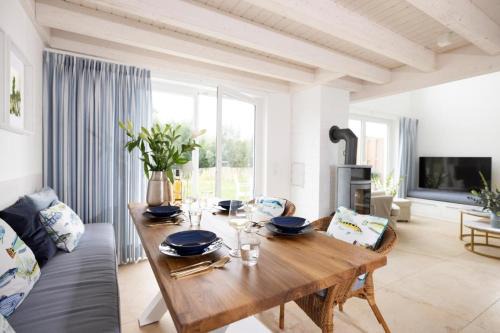 Villa am See für bis zu 6 Personen mit Kaminofen, Badewanne und Sauna - Haustiere herzlich willkommen, direkt am Wasser gelegen