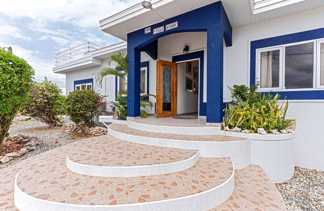 Villa Amarc: Family Fun, Kite Surf, Balcony View minutes to Rodgers/Baby Beach!