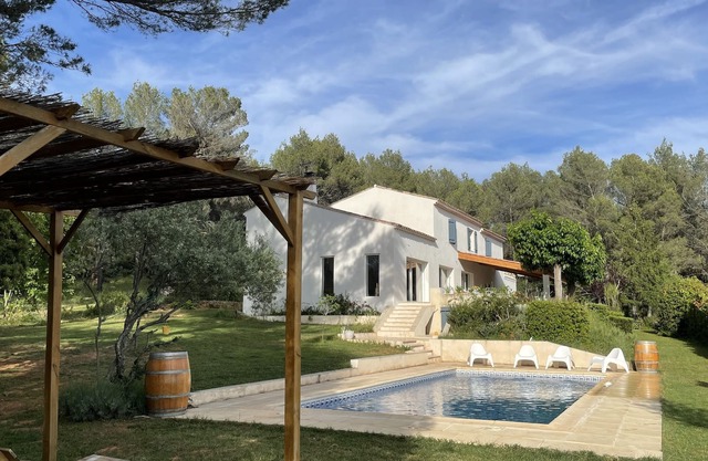 Villa and swimming pool at the foot of Sainte-Victoire