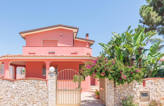 'Villa Angela' 50 meters from the Beach with Terrace & Wi-Fi