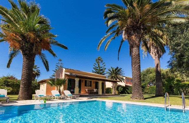 Villa Angelos: Welcoming villa with private pool set a few staps away from sandy beach