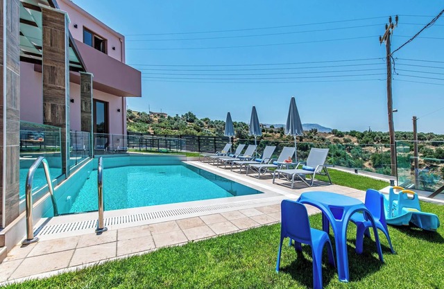 Villa Anthi, with salted water pool,jacuzzi, BBQ!