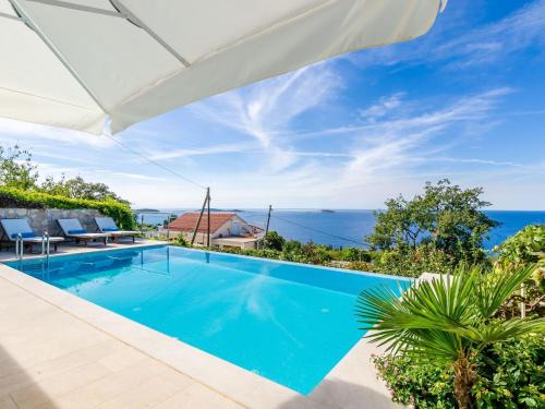 Villa Art Gallery - Six Bedroom Villa with Terrace and Swimming Pool