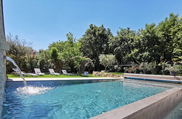 Villa at the foot of the Luberon heated pool