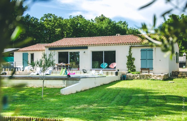 Villa Avec Piscine au Pied de la Sainte-victoire