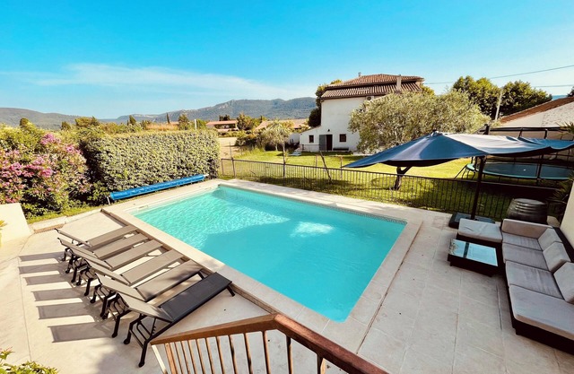 Villa Avec Piscine et Dépendance au Pied des Collines de Pagnol