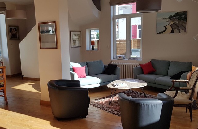 Villa Azious, sleeps 10, 2 steps from the beach at Wimereux with parking lot