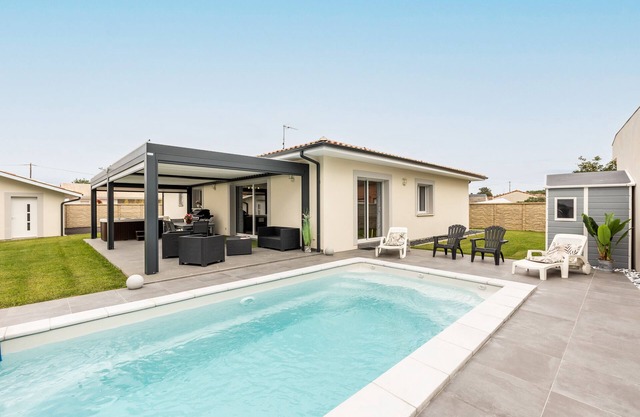 Villa "Bassin D'Arcachon" with Private Pool, Private Terraces & Wi-Fi