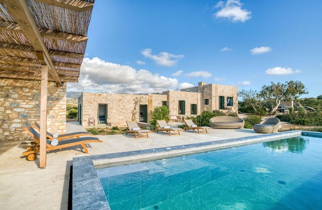 Villa Bella with 4 br and private pool close to Aliki village and to the beach