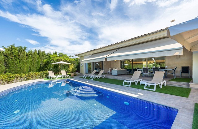 Villa Bellviure in Palma with Mountain Views, Private Pool, Terrace and Wi-Fi
