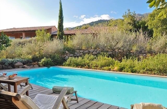 villa between sea and scrub
