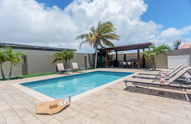 Villa Blue Heaven- 4BR-4BA-4BE, 2 min drive to BEACH!