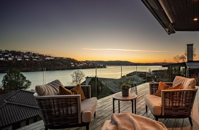 Villa by the beach, 10 min from city center.