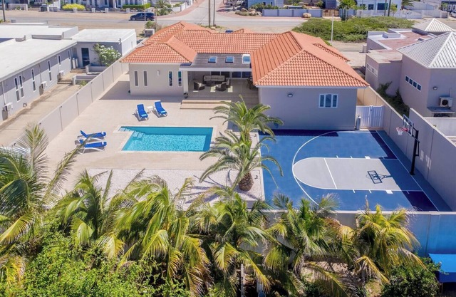 Villa Camila | Pool & Basketball Court by Lucha