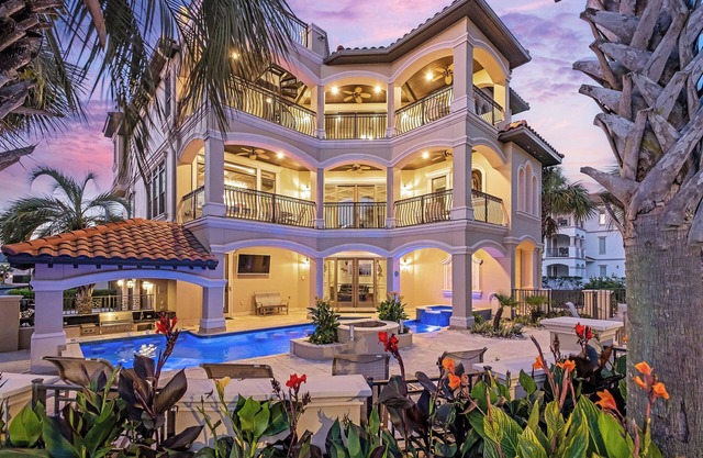 VIlla Capri|Private Beach Access|Private Pool & Golf Cart