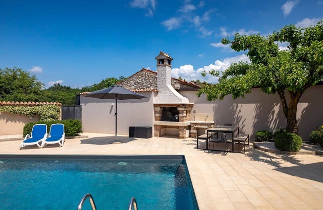 Villa Casa Darija with pool and grill in Novigrad