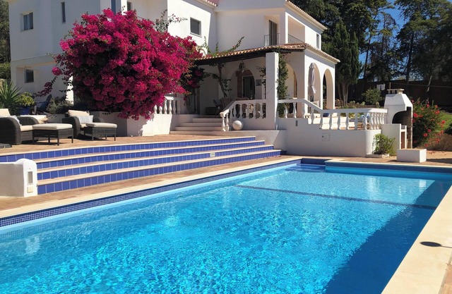 Villa Casa Zimbreira with Pool, Wi-Fi, Gardens & Tennis Court