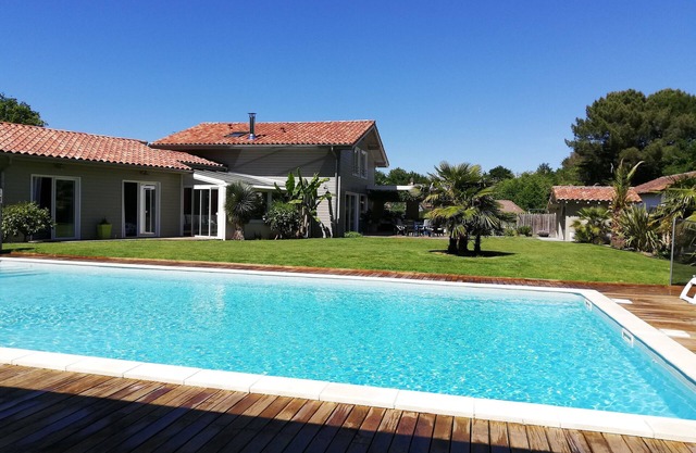 VILLA CHAPHI SOUSTONS: close to the ocean, for 16 with heated and secure swimming pool!