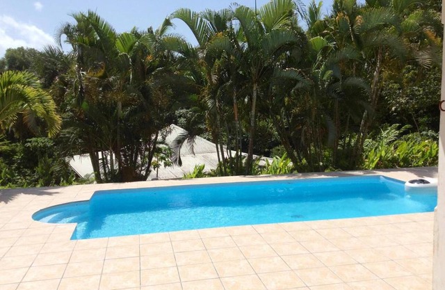 Villa charmante à Petit-Bourg avec piscine privée et jardin.