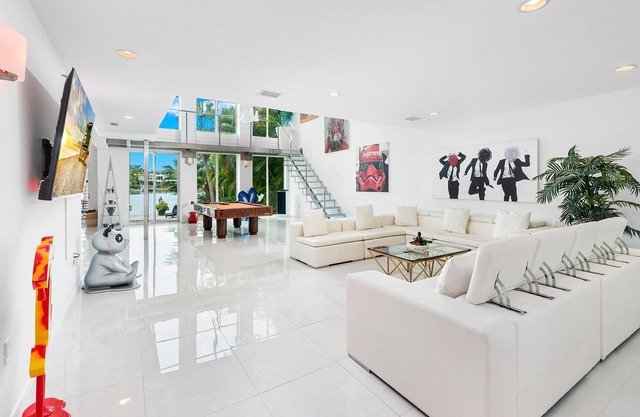 Villa Clara Waterfront 6 bedroom home 5 minutes from brickell and south beach