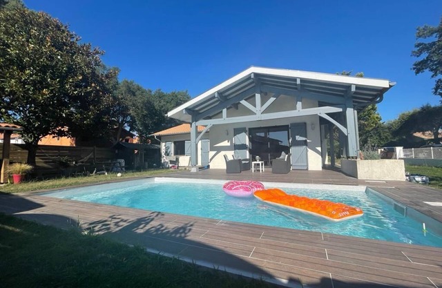 Villa close to the beach with swimming pool, pergola, 3 bedrooms for 6 holidaymakers.