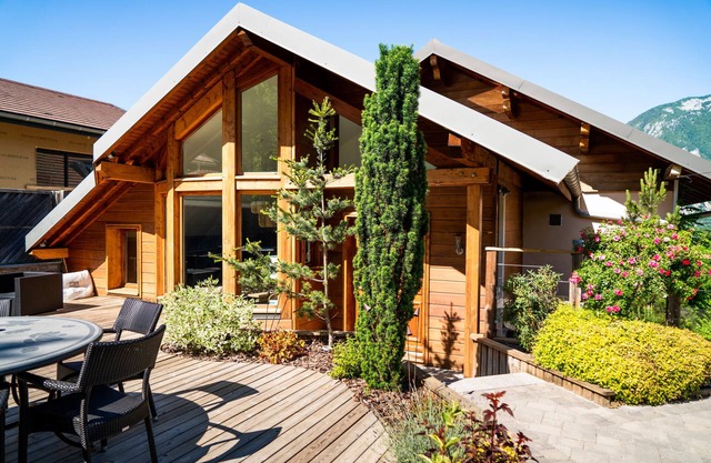 Villa 'Comme Un Jardin' with Lake View, Wi-Fi and Air Conditioning