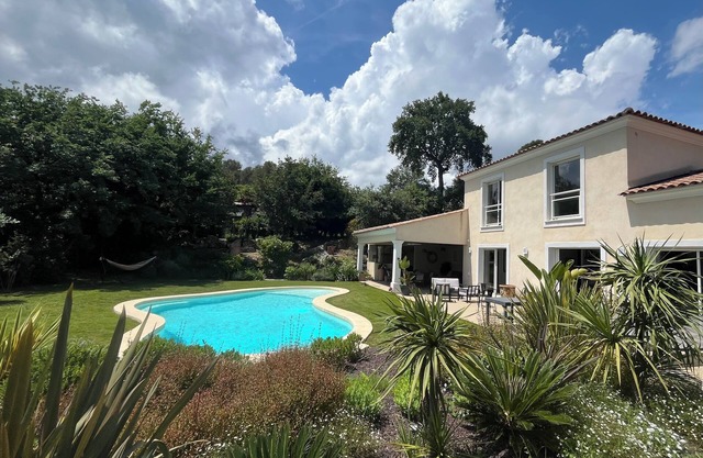 Villa Contemporaine Lumineuse au Calme Avec Piscine