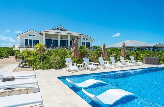 Villa Coral, Beachfront w/Pool - Newly Built Designer Home
