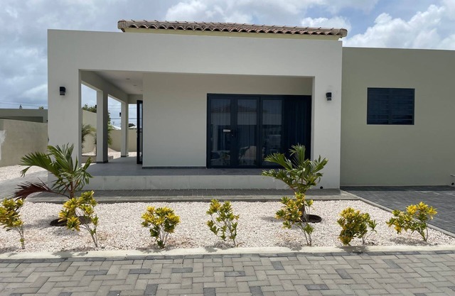 Villa Cuarenta-Y-Tres, Mambo Beach