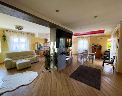 VILLA DAL PESCATORE Apartment - Elegant Retreat between Anzio & Nettuno with Garden and refined Patio - Train Station 500mt