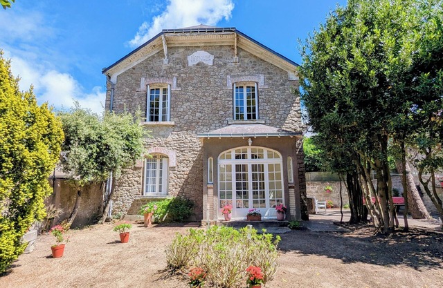 VILLA DE CARACTERE DANS UN JARDIN ARBORE CLOS A 5MN DES COMMERCES ET DE LA PLAGE